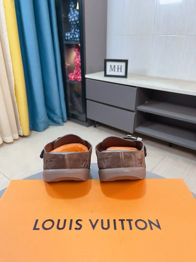 Men's Men's Shoes 💰400🌸🌸🌸🌸LV Easy 2025 new men's casual sandals and slippers, made of suede cow leather, with Monogram pattern to highlight the trendy style. Adjustable straps illuminated with LV letters, while a resilient insole and micro outsole provide lightweight comfort. Made of suede cow leather with embossed Monogram pattern and brand element metal hardware✅Adjustable straps➕Tough insole‼ ️Micro outsole. Comfortable and easy to wear‼ ️ size：38-45